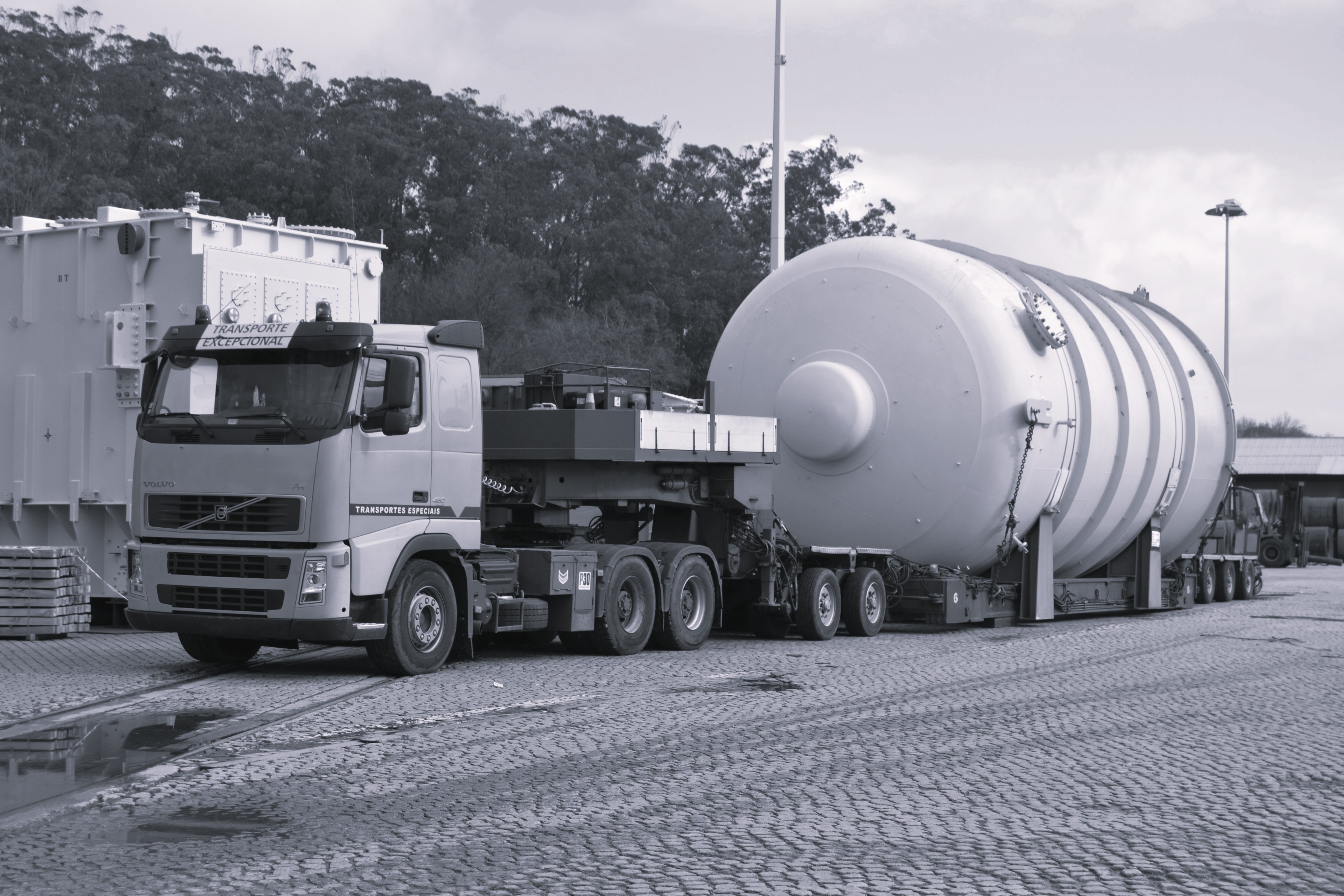 Transport of columns and tanks