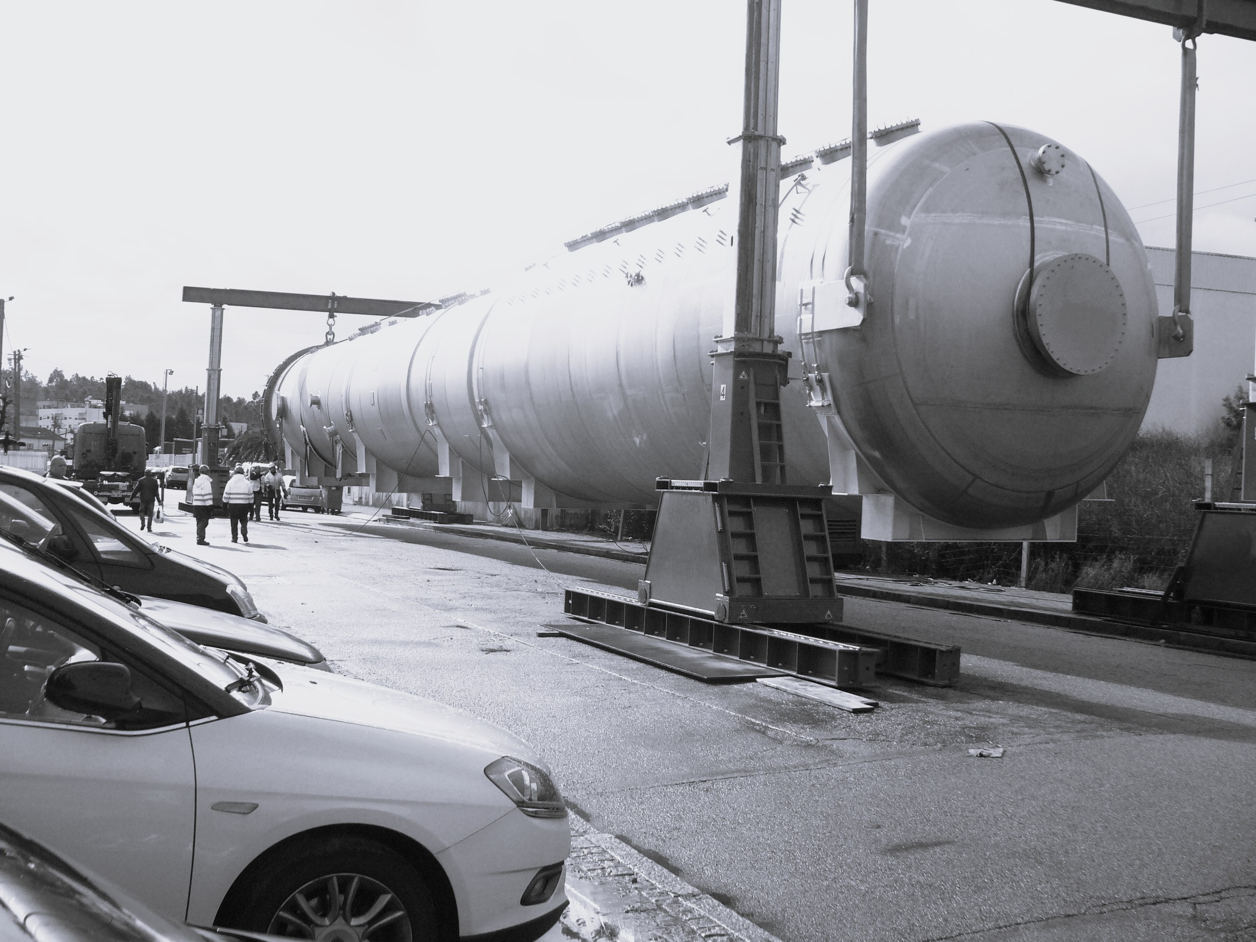 Loading and unloading with hydraulic gantries
